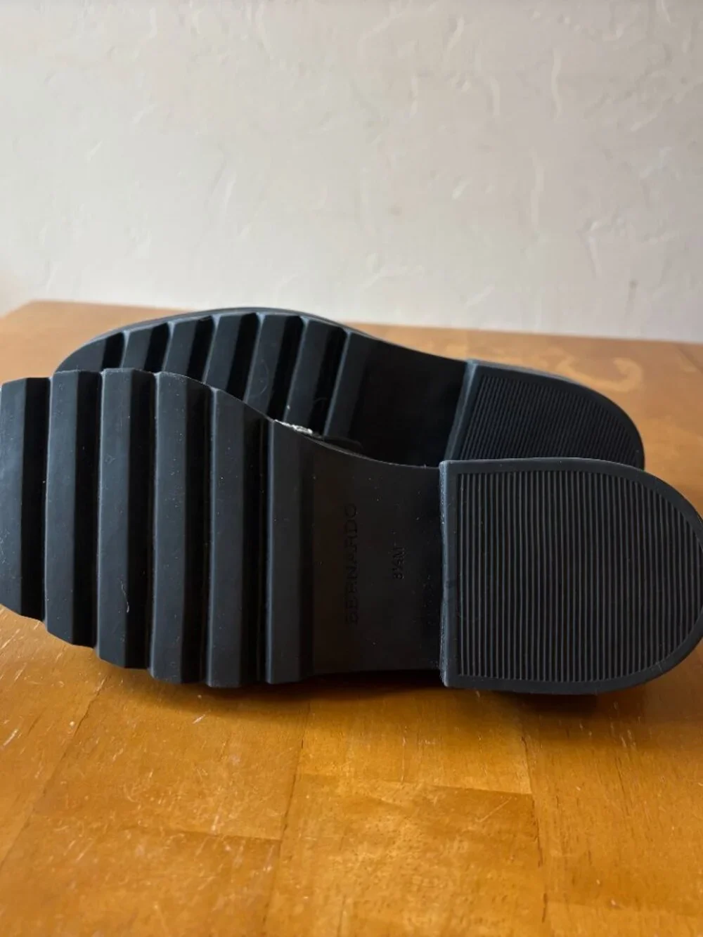 Bernardo Chandler Black Leather Loafers | Size US 8.5